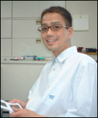Satoshi Tajiri testuje swą ostatnią produkcję 

na konsolę Nintendo DS.