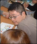 Ken Sugimori przy pracy. Ciekawe czy wymyślił kolejną ewolucję Pikachu...